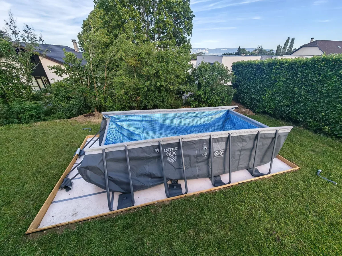 Piscina hinchable tradicional cediendo bajo el peso del agua