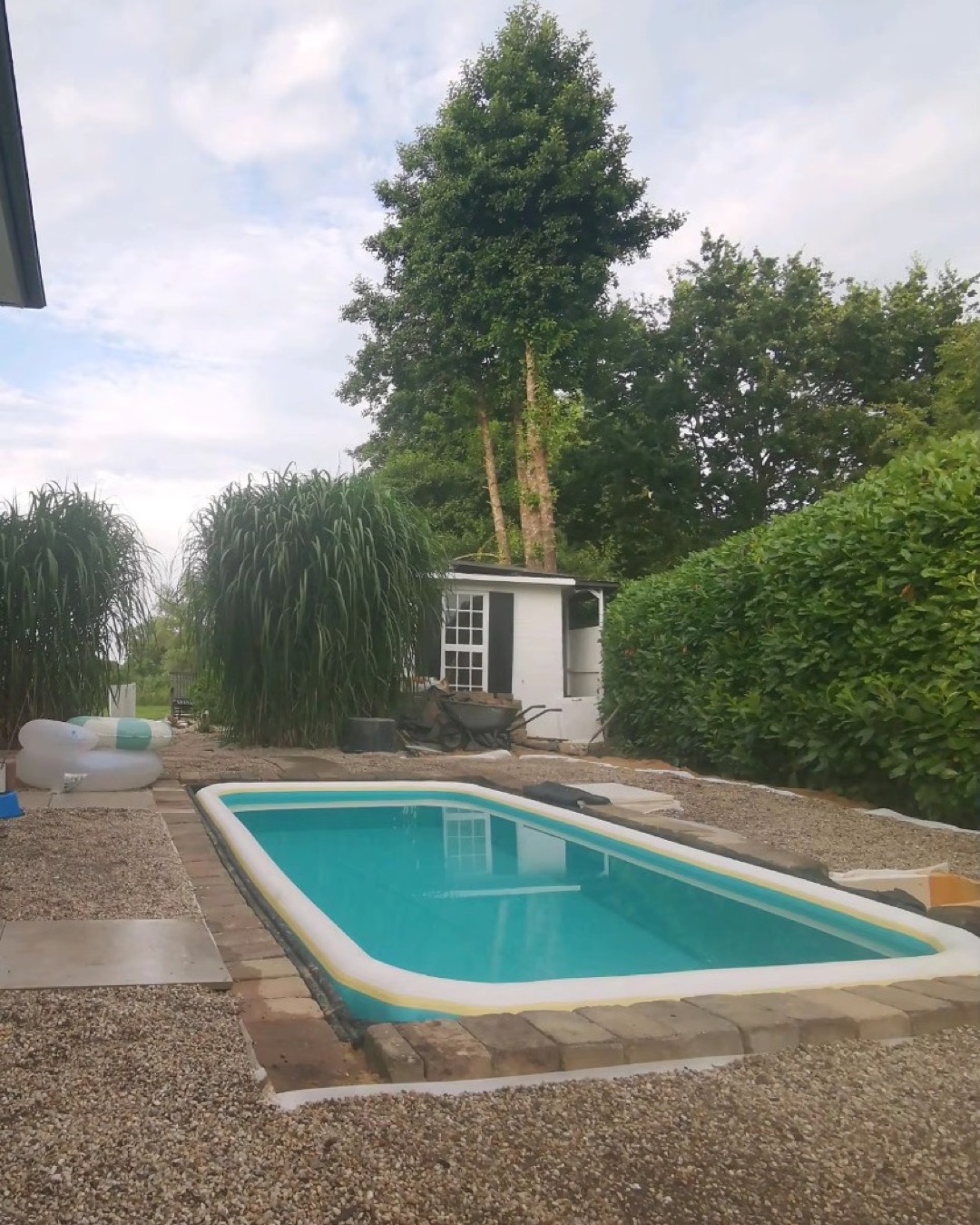 Piscina desmontable Helyora Marea enterrada integrada en el jardín, vista general